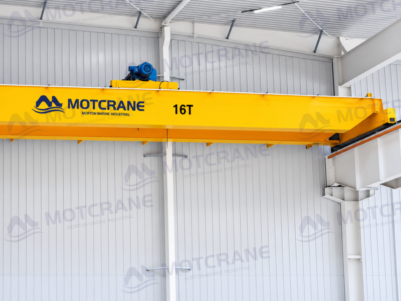 Kran kepala atas MOTCRANE 16 ton dengan girder kotak kuning di bengkel industri