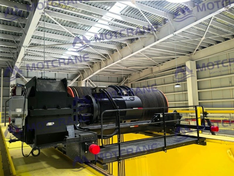 Open winch trolley with drum, motor and gearbox for a high-duty bridge crane
