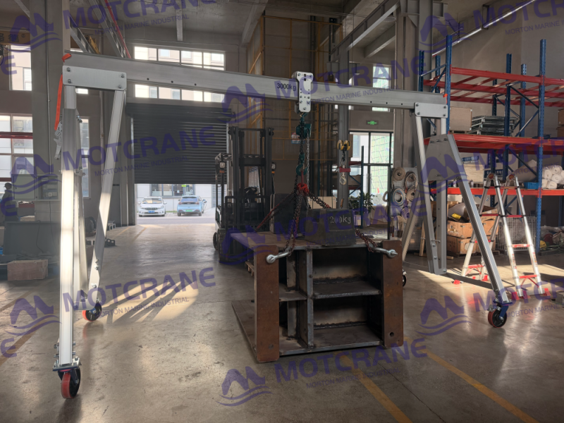 3-ton adjustable-height aluminum gantry crane for Dubai shipyard